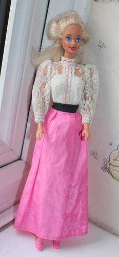 Pretty vintage barbie doll - barbie, in
