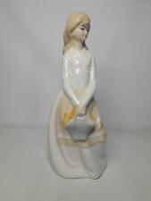 Jango Figurine GIRL HOLDING