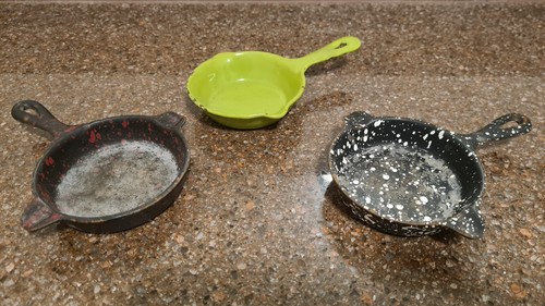 Antique cast iron skillets - 3,