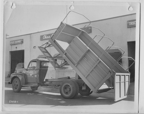 Old 1950 ford dump - f5,