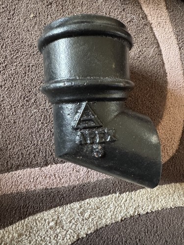 Cast iron downpipe shoe - ,