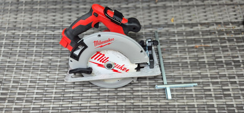 Milwaukee circular saw - ,