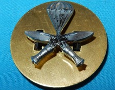 GURKHA PARACHUTE REGIMENT BRITISH (NEPAL) MILITARY CAP BADGE - GENUINE - LUGS