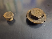 NUFFIELD TRACTOR ENGINE OIL SUMP DRAIN BUNGS.