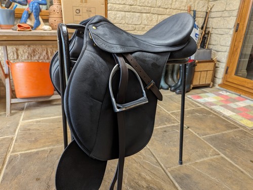 Black wintec saddle 5 - gp,
