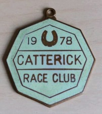 1978 CATTERICK RACE CLUB Members Enamel Badge, Horse Racing Memorabilia