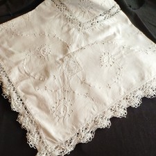 Very Pretty Vintage Tablecloth, Tatting, Embroidery 130cm 
