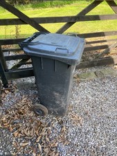120L wheelie bin good clean condition