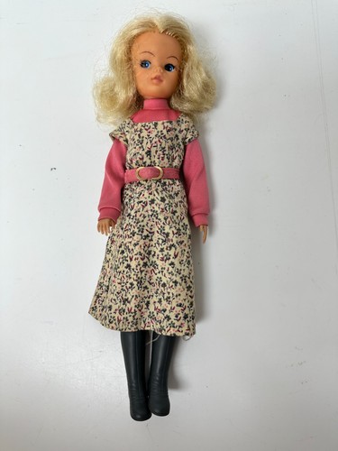 Vintage blonde sindy wearing - blonde,