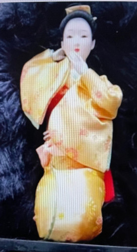 Kneeling beautiful geisha - kneeling,