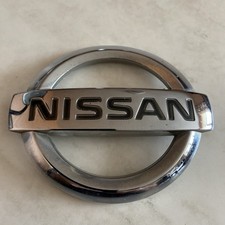 USED NISSAN QASHQAI ROUND FRONT GRILLE BADGE 10cm. 4276W0010 90890 JD000. 