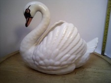 Dartmouth White  Swan Planter