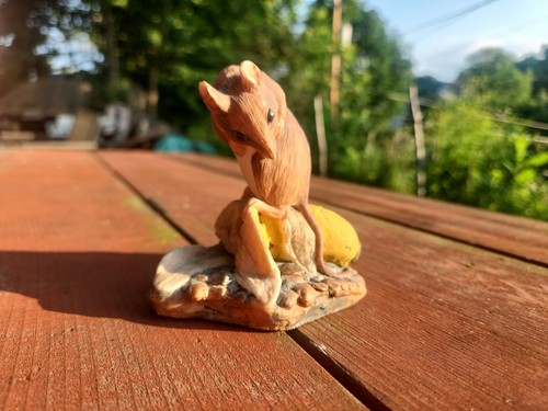 Mouse banana figurine - on,