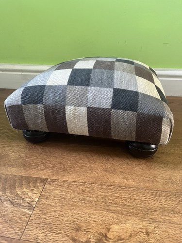 Small footstool wood - bun, feet