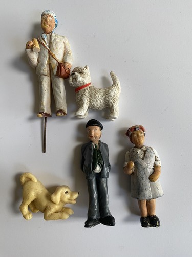 Figures two dogs - 3, 16mm