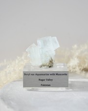 Aquamarine with Muscovite -