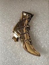 1928 USA VINTAGE VICTORIAN BOOT GOLD TONE BROOCH  BOXED