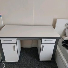 White desk Very good condition heavyGlossLength 128cmWidth 60 cmHighth 77cm
