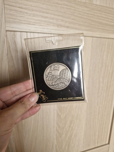 Walt disney world medallion - walt,