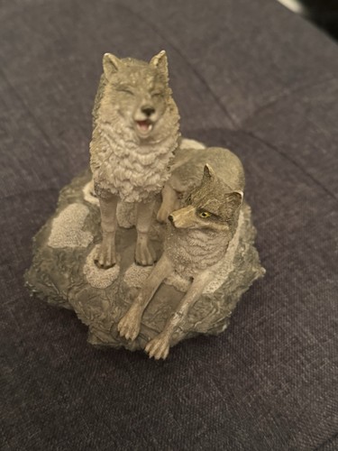 Wolves statue - wolves,