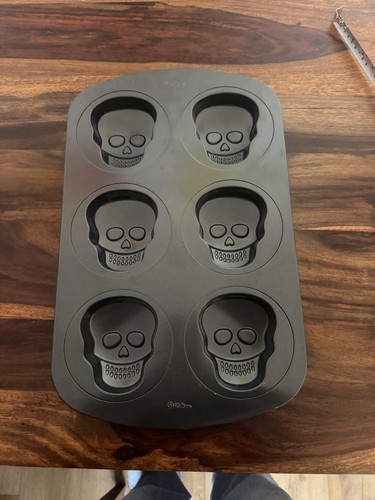 Wilton skull cake tin - skull,