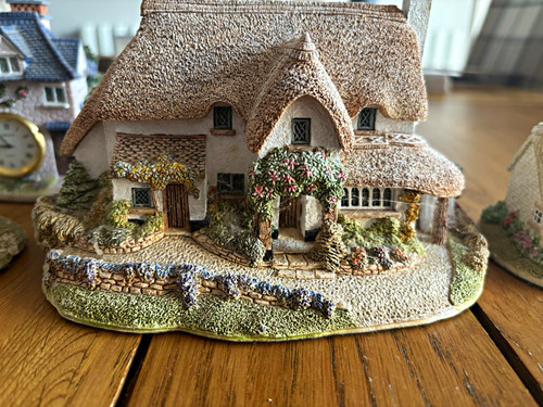 Lilliput lane hand painted - hand,