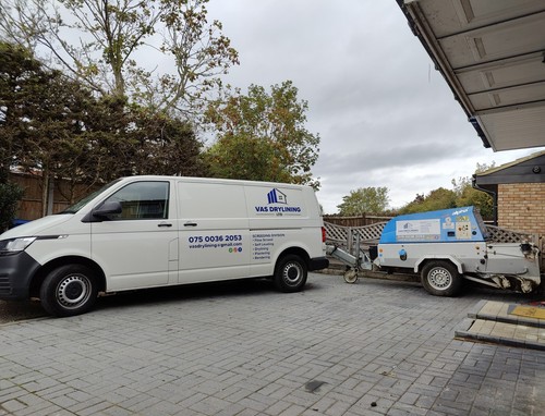 Liquid screed pump for - screed,