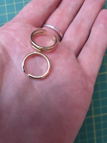 Gold tone adjustable toe - adjustable, rings