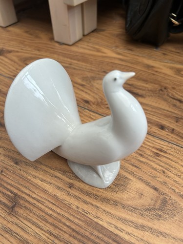 Nao lladrod dove figurine - lladrod,