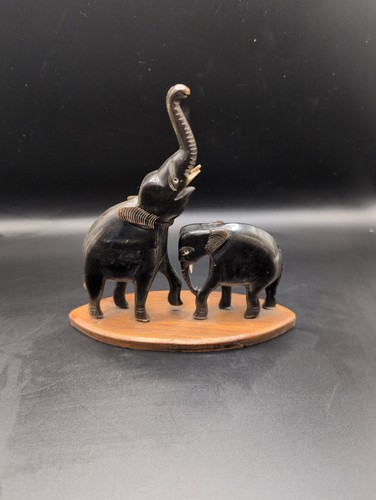 Figurine set features two - figurine,