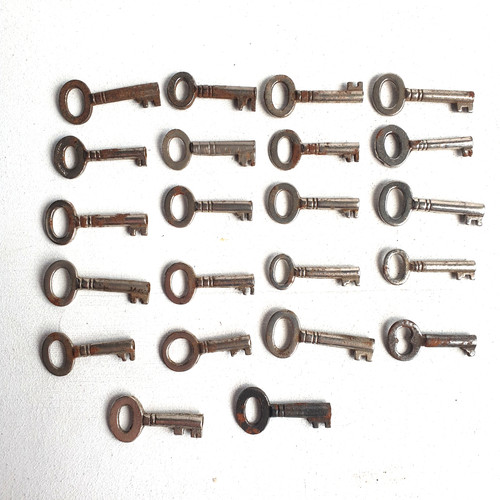 Old vintage keys 29mm to - x,