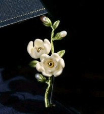 Elegant Golden-Tone Floral