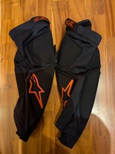 Alpinstars bionic flex knee protector for off road riding.   Code 6505121