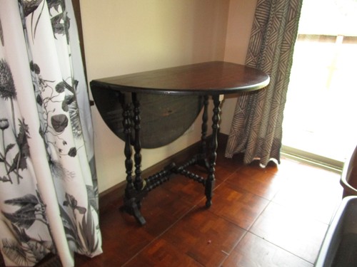 Vintage gateleg dropleaf table
