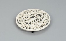 VICTOR Cast Iron Trivet Cream