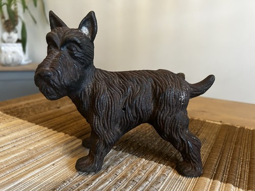 Vintage cast iron dog statue - cast,
