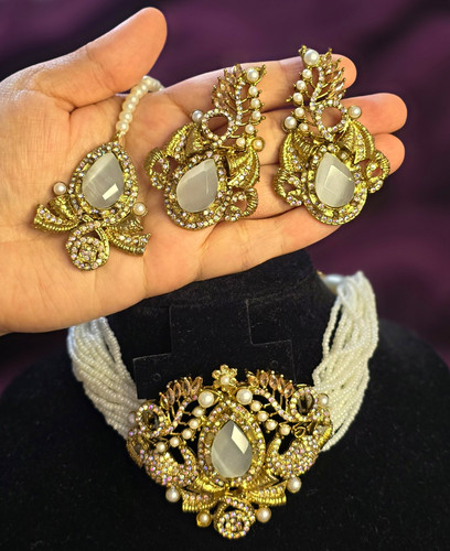 Gold tone necklace and - tone,