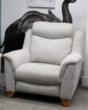 PARKER KNOLL MANHATTAN  ELECTRIC RECLINING ARMCHAIR IN BEIGE FABRIC. RRP £2016.