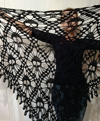 Black skull crochet shawl - black,