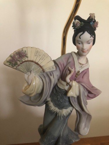 Oriental lady table - table, lamp.