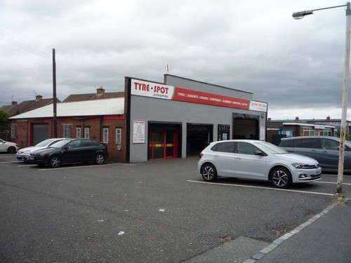 Photo 6x4 tyre fitters blue - fitters,