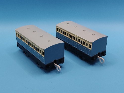 Tomy trackmaster train pair - train,