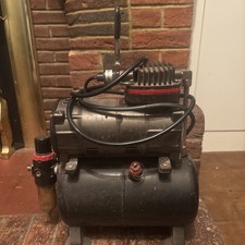 Mini airbrush compressor with regulator