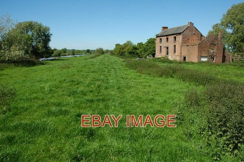 Photo abandoned house near - photo,