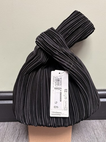 Small pleated black plisse - small,