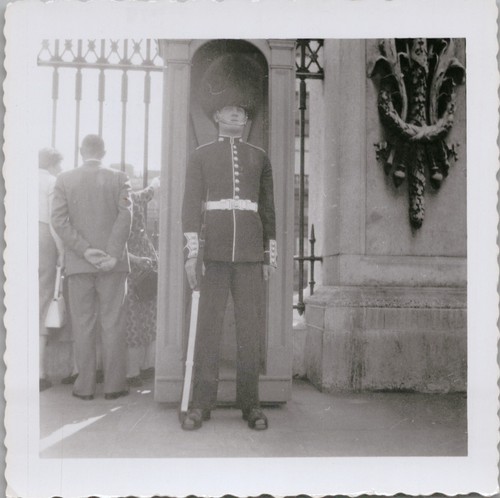 Vtg snapshot british - b&w,