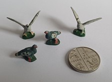 Vintage * BRITAINS * ( floral garden) Plastic Figures.. * PIGEONS* 