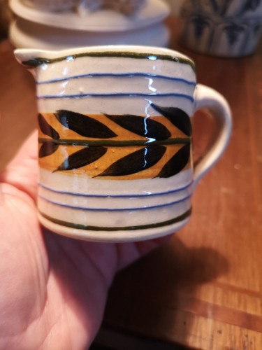 Bass pottery small - , slipware