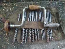 VINTAGE "MADE IN ENGLAND" RATCHET BRACE AND 14 ASSORTED BITS IN A TOOL ROLL