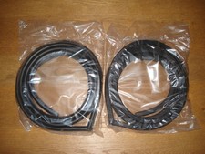FORD CAPRI MK1 2 & 3 PAIR OF MOULDED CORNER DOOR SEALS 